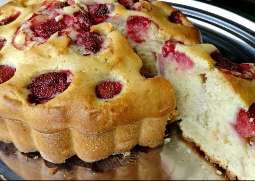 Шарлотка с клубникой
