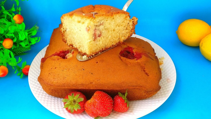Пирог с клубникой и бананом