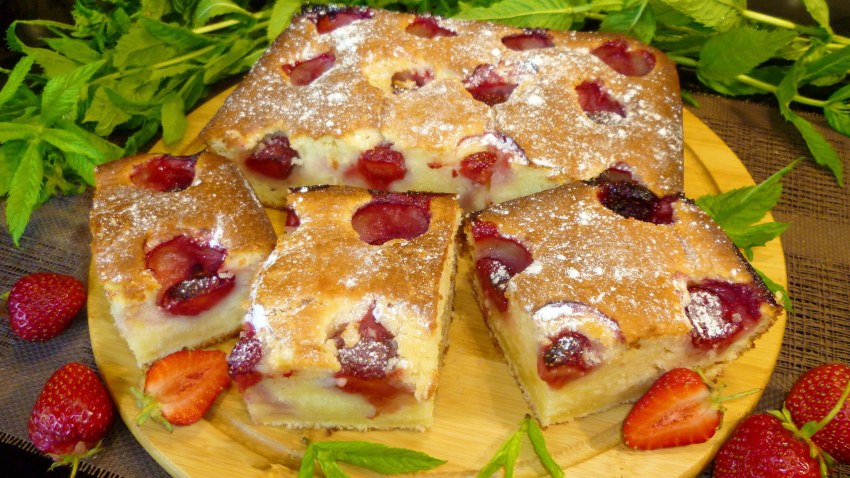 Пирог ревень с клубникой