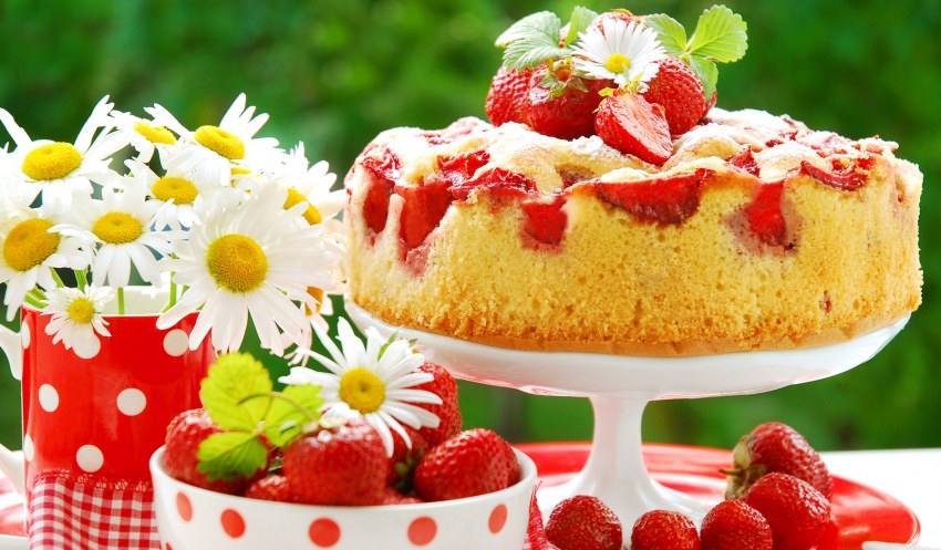Пирог с клубникой и бананом