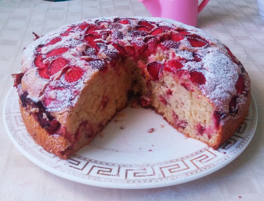 Шарлотка с клубникой замороженной