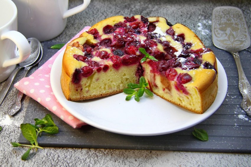 Сладкая ватрушка с клубникой и сливками рецепт