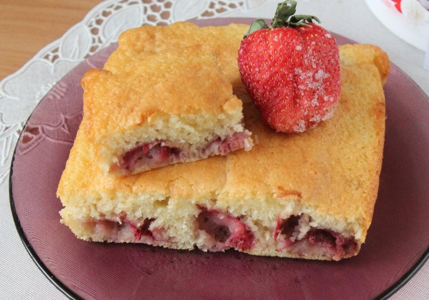 Постный пирог с клубникой