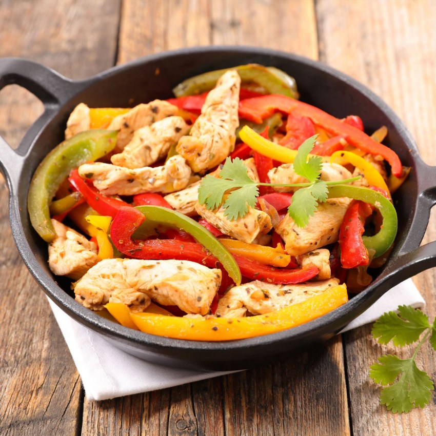 Жареная курица с овощами
