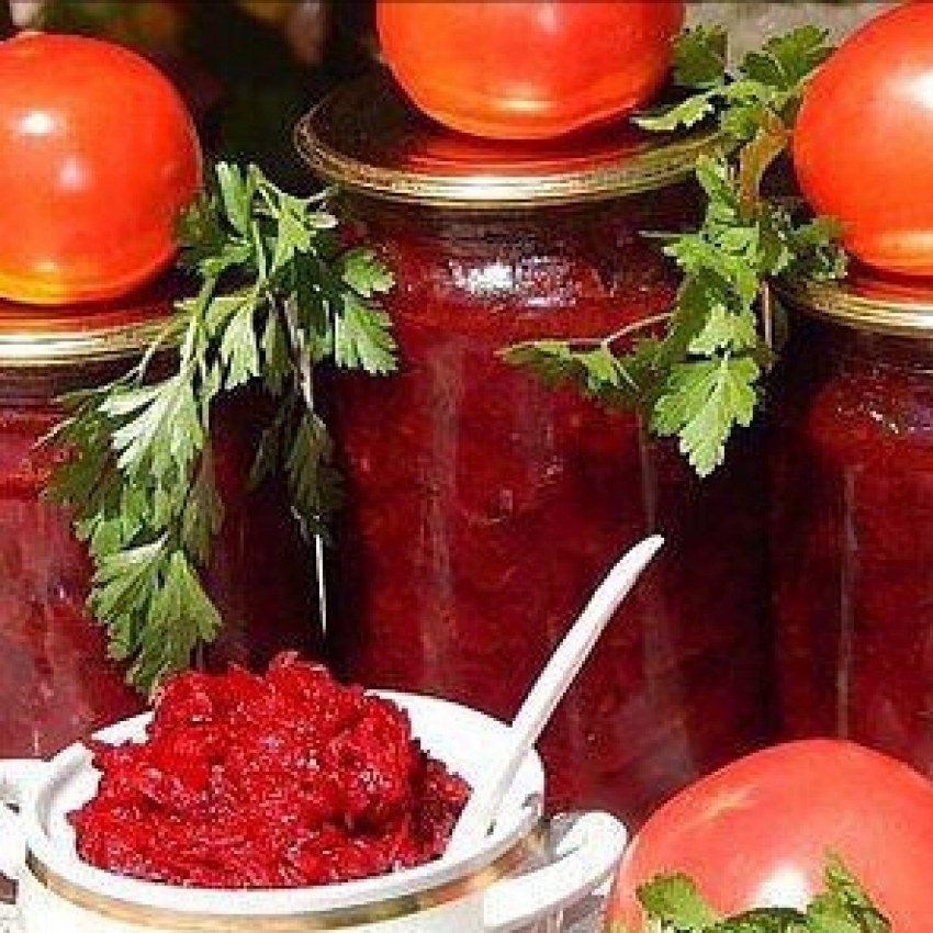 Свекольная икра, остренькая и сочная.