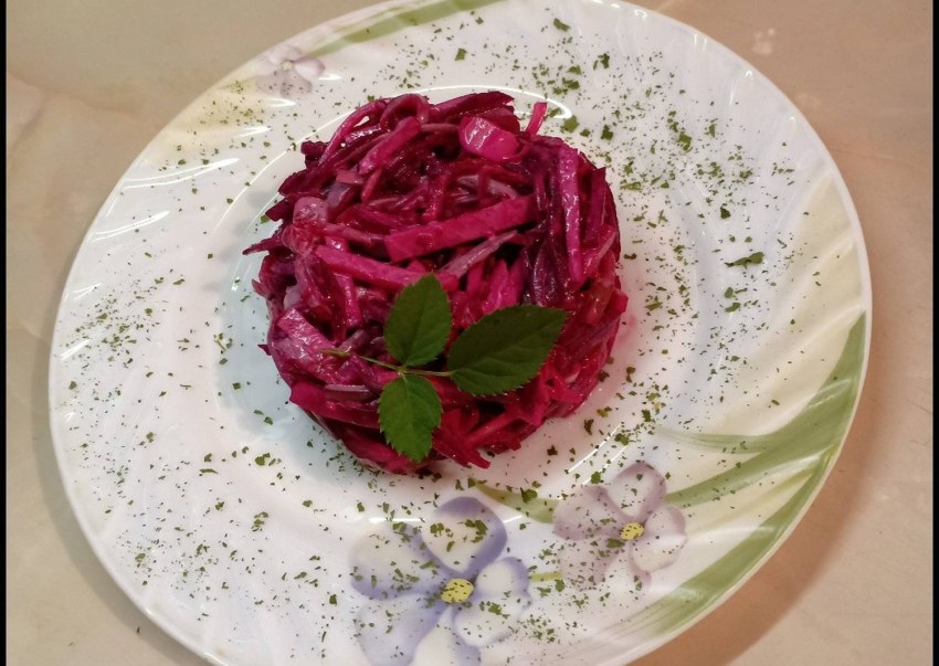 Салат со свеклой подача