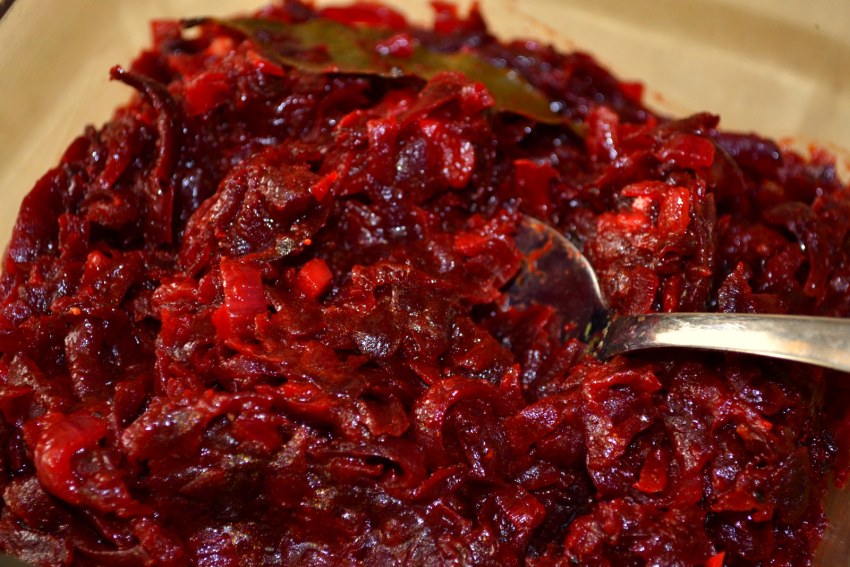 Тушеная свекла с луком и чесноком