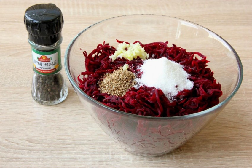 Салат из свеклы с луком и чесноком