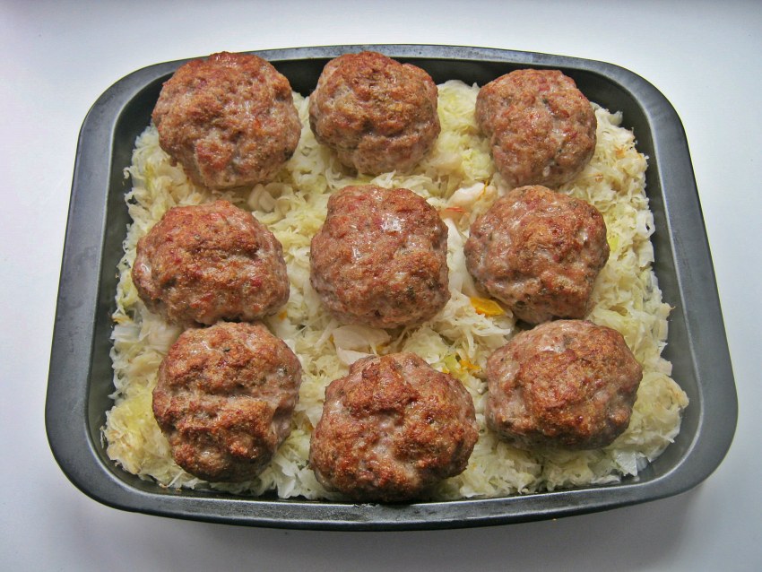 Рис с котлетами в духовке