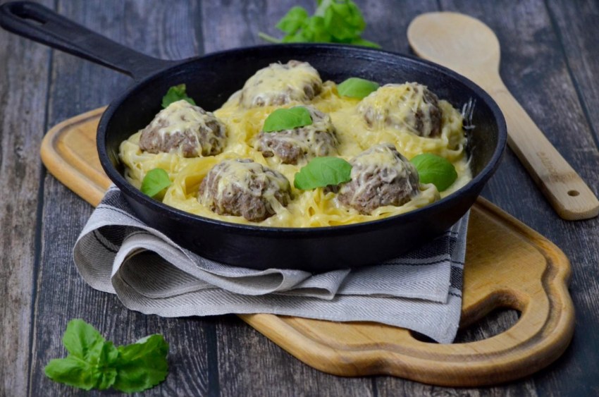 Гнезда с грибами и сыром на сковороде