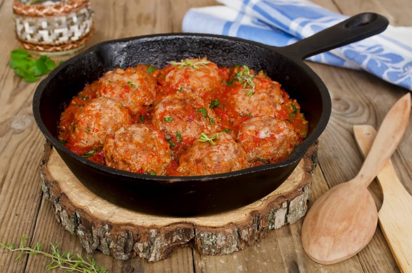Макароны с мясом и овощами на сковороде