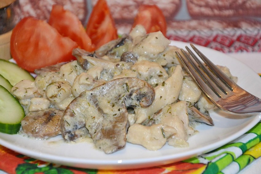 Курица с шампиньонами в сливочном соусе