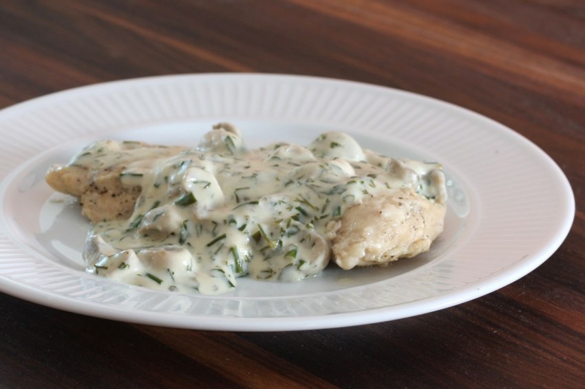 Куриное филе с зеленью и сливками