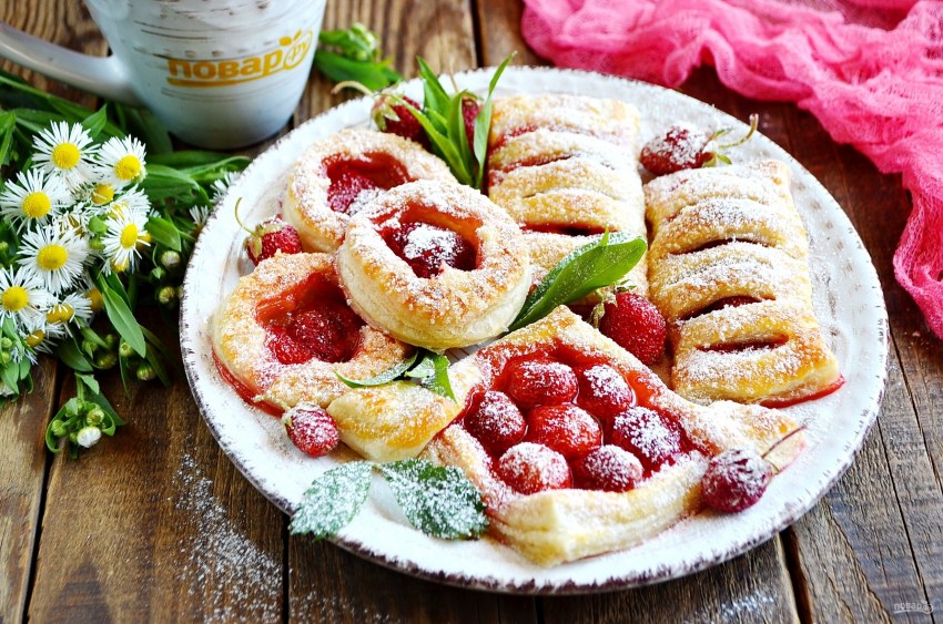 Слоеные пирожные с клубникой
