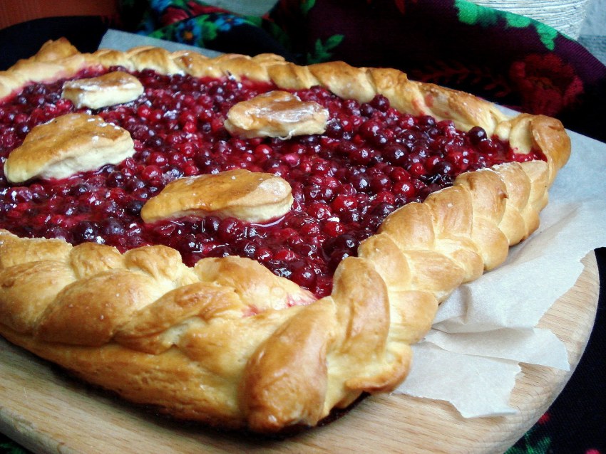 Пироги с брусникой из дрожжевого
