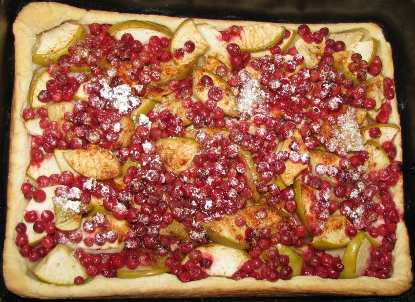 Открытый пирог с брусникой