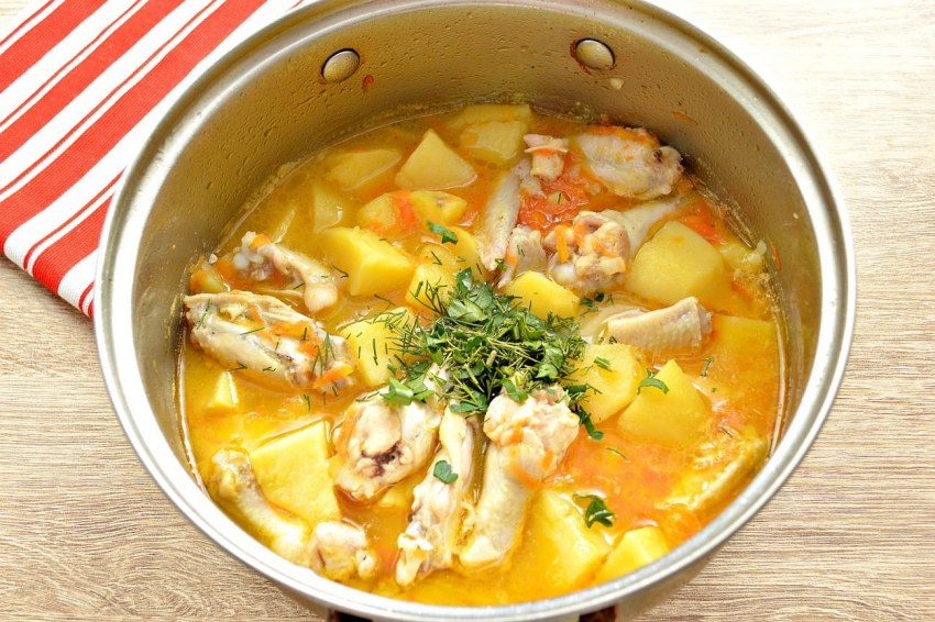 Тушёная картошка с курицей и овощами