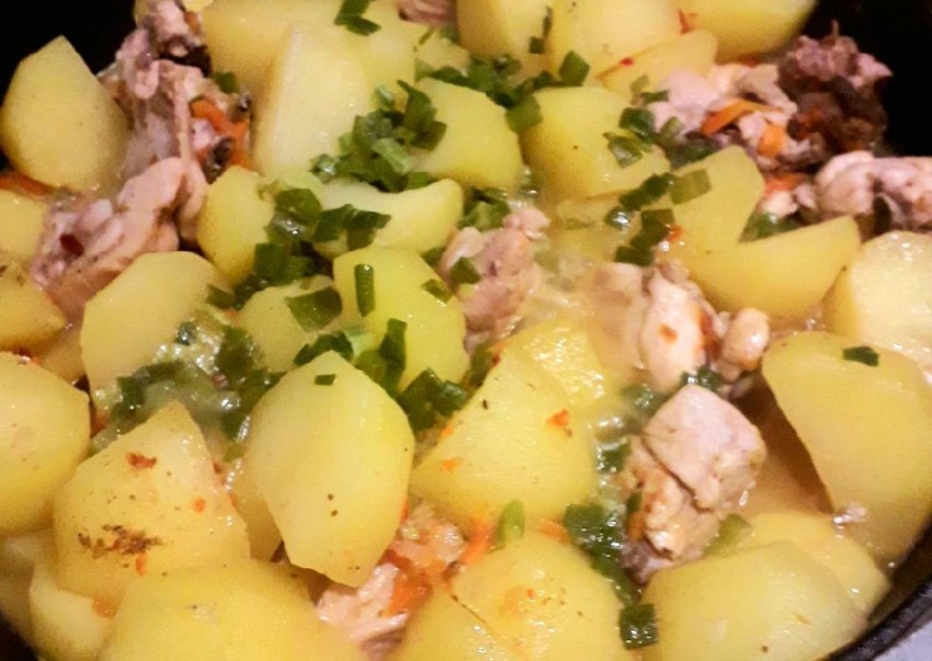 Тушеный картофель с куриной грудкой
