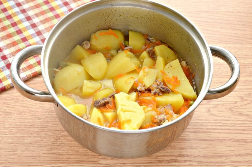 Кусочки картошки с подливкой