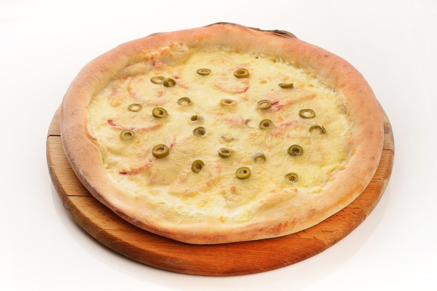 Пицца с ананасами и ветчиной