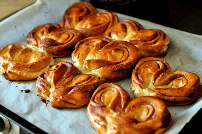 Булочки с корицей и изюмом