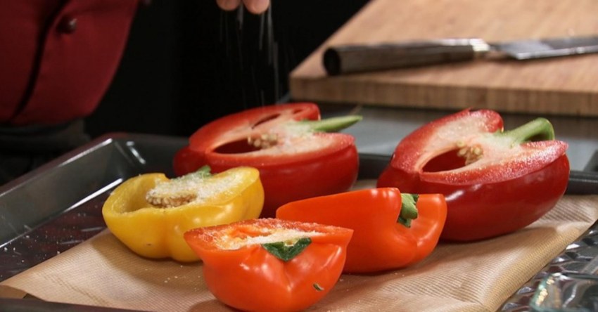 Перец запеченный в духовке половинками