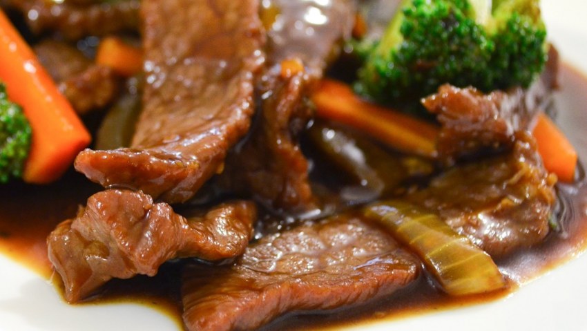 Салат с почками свиными и жареным луком