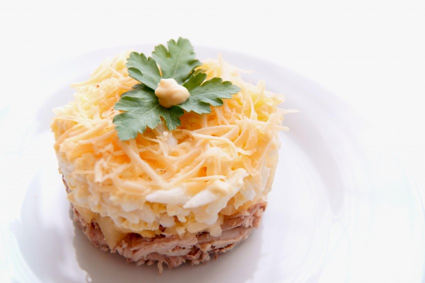 Салат с ананасом и курицей копченой и сыром