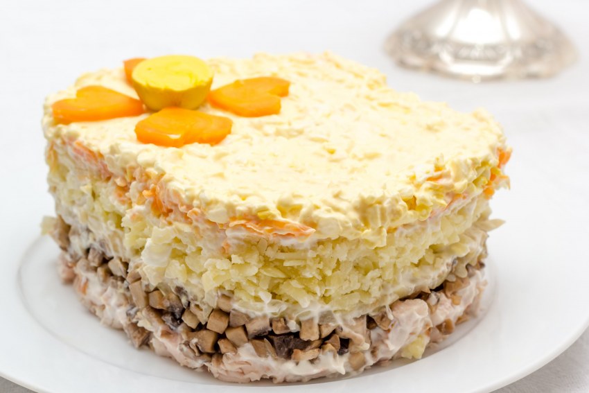 Слоеный салат с грибами