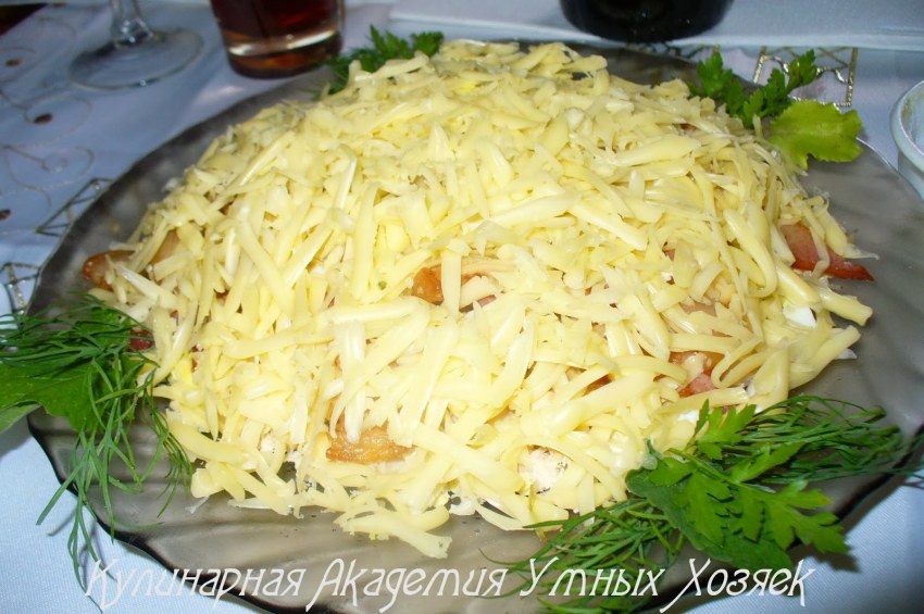 Слоеный салат с курицей и помидорами
