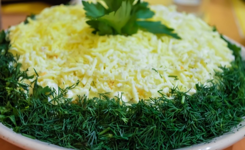 Салат посыпанный сыром
