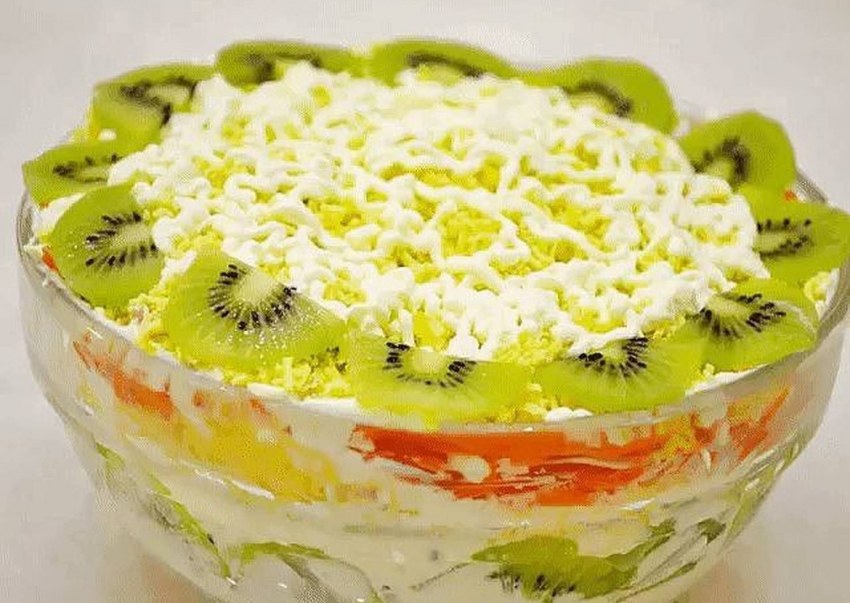 Салат с киви и корейской морковкой и курицей