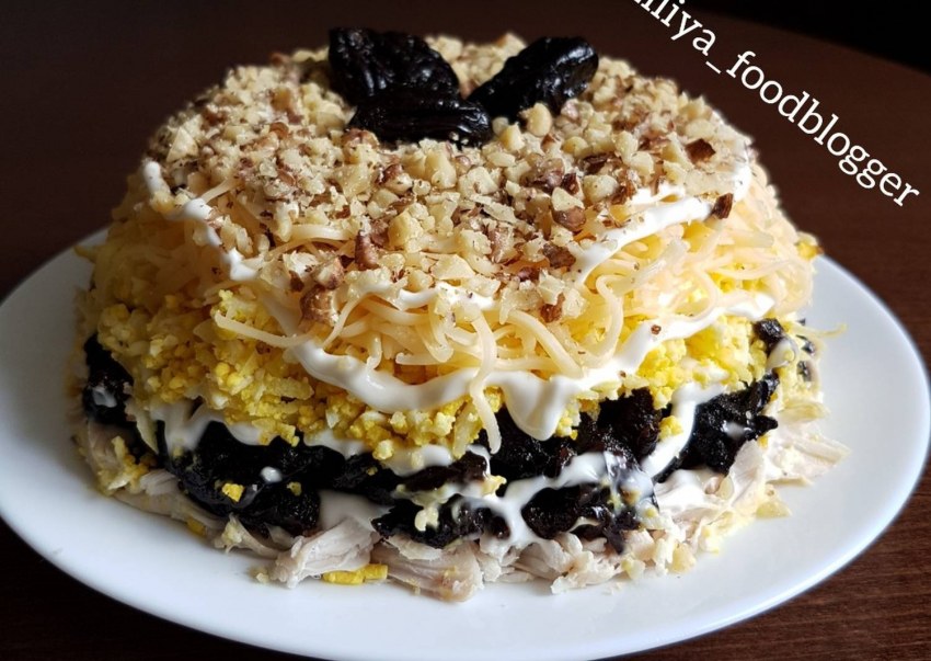 Салат нежность с курицей и черносливом и грецкими орехами