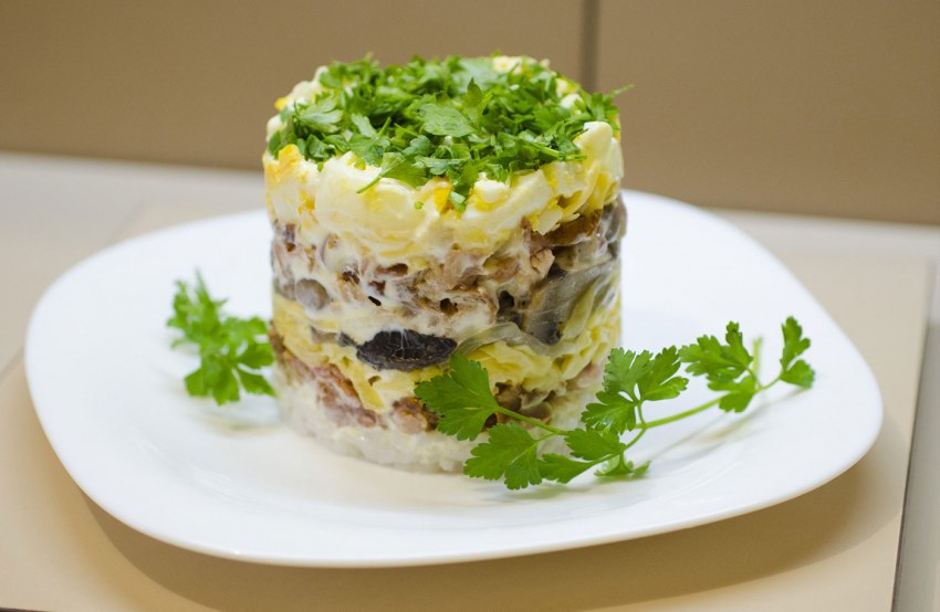 Салат "Венеция" с курицей, грибами и черносливом