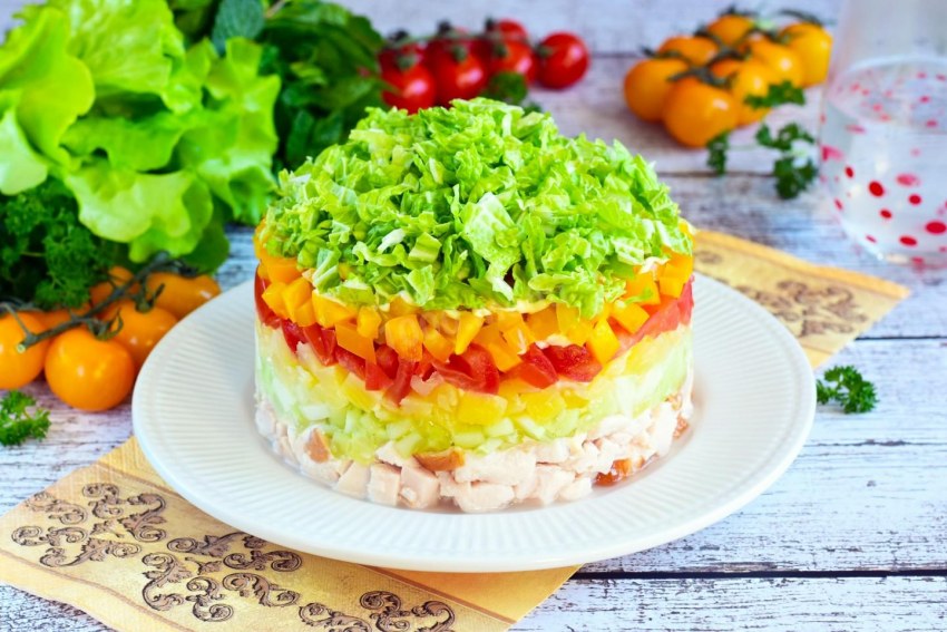Слоёный салат с курицей