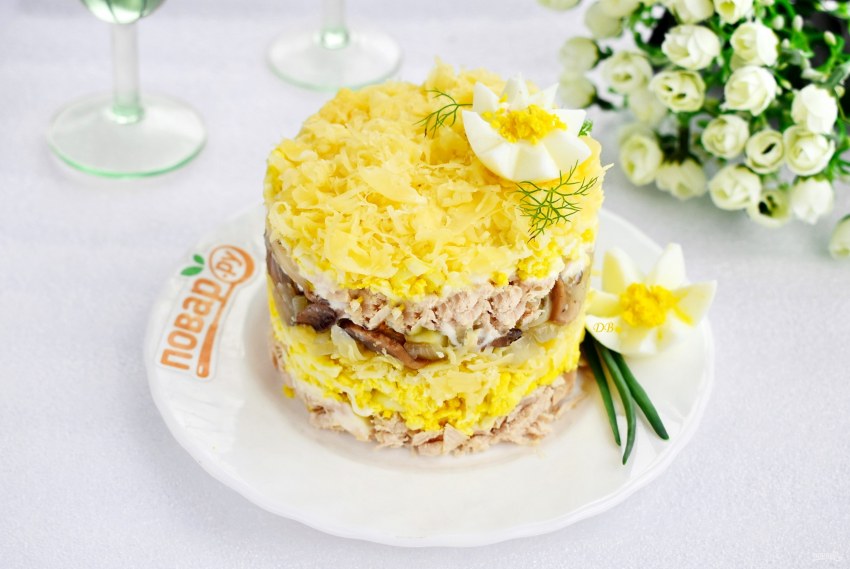 Салат с ананасом и черносливом и курицей