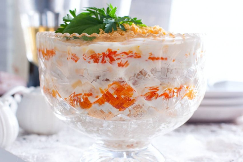 Слоеный салат с курицей и помидорами