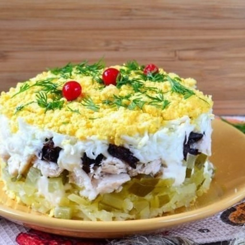 Салат нежный с ананасом и курицей