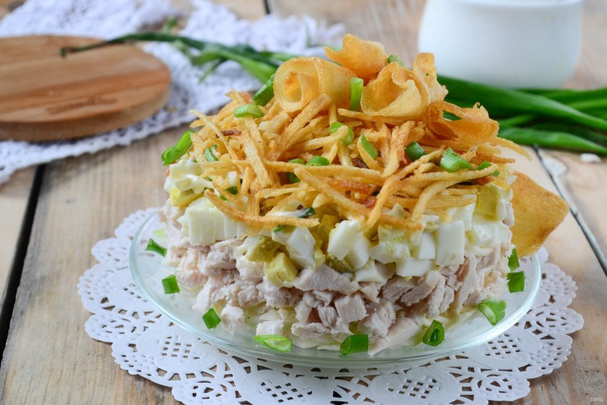 Салат с курицей грибами и черносливом и грецкими орехами слоями