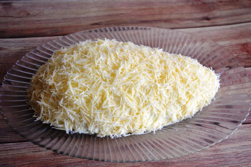 Слоеный салат с маринованным луком