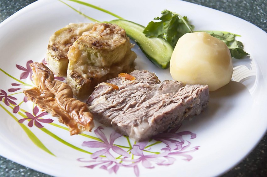 Мясо заворачивать в тесто