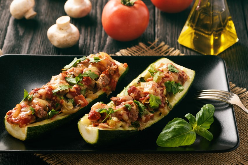 Фарширов кабачки овощами