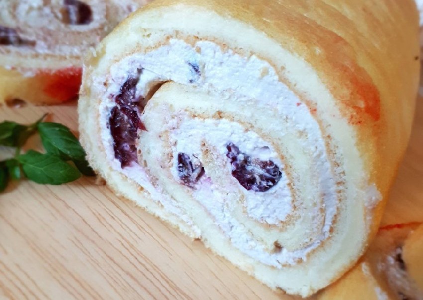 Рулет с творожной начинкой