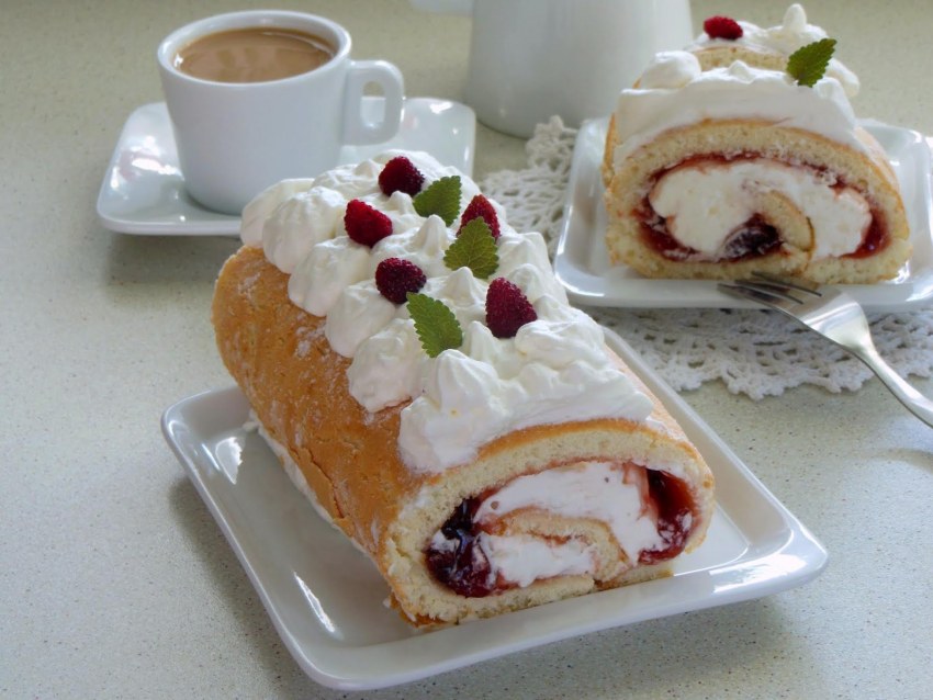 Меренговый рулет со сливками