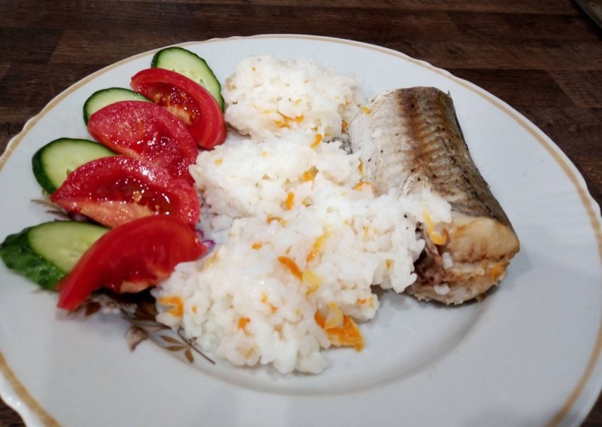 Рис с красной рыбой