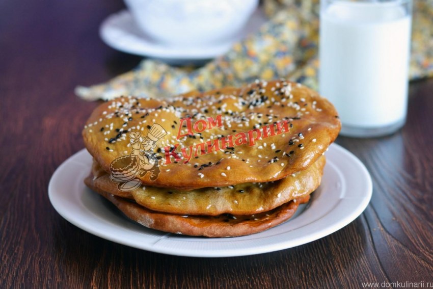 Круглая лепешка с начинкой