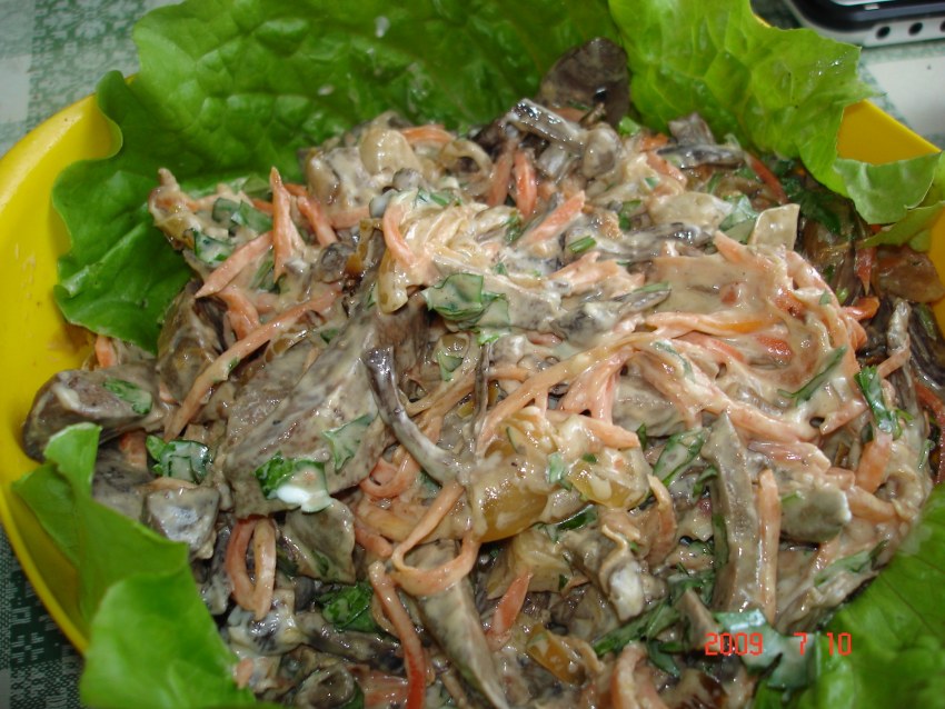 Салат с шампиньонами и рукколой