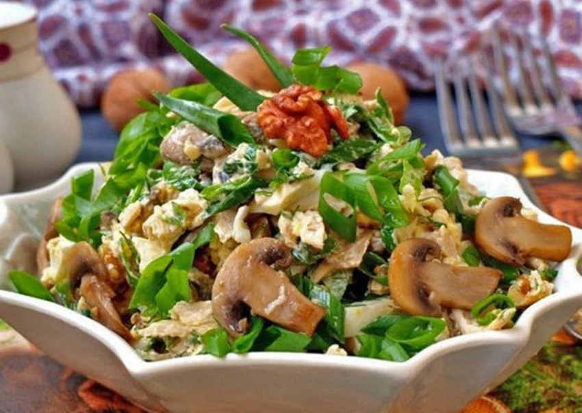 Салат с шампиньонами и курицей