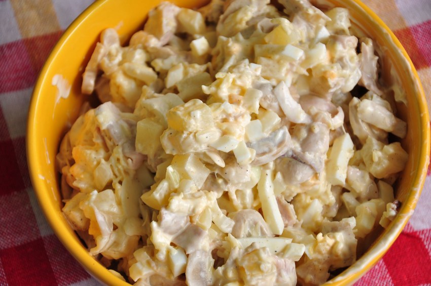 Салат из курицы с ананасами и грибами