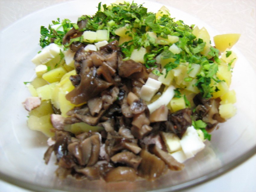 Салат Дубок с курицей и грибами